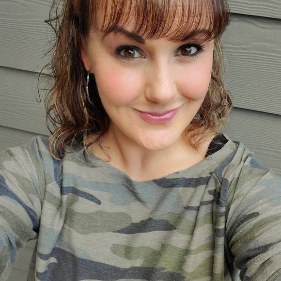 Kristy Shapland - Poshmark Profile Picture of Kristy Shapland (@kristyshapland) on Poshmark