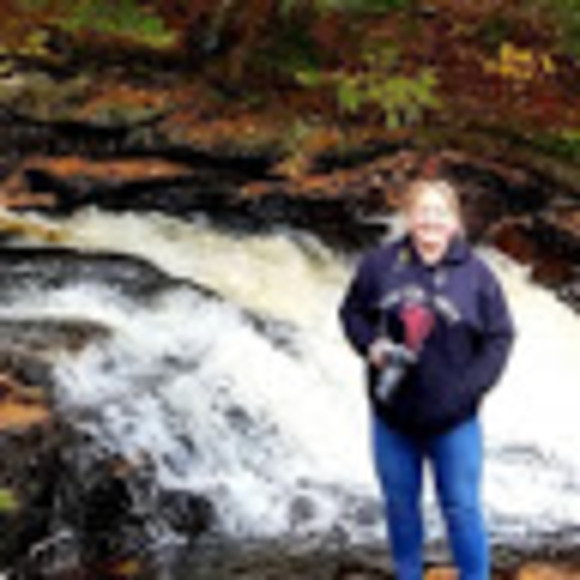 Profile Picture of Sam Dickson-draganac (@sdraganac) on Poshmark