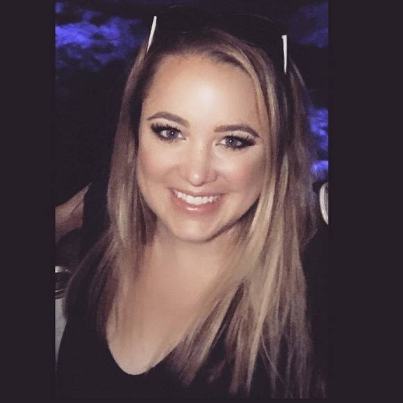 Profile Picture of Kimberly Starkowski (@kimstar318) on Poshmark