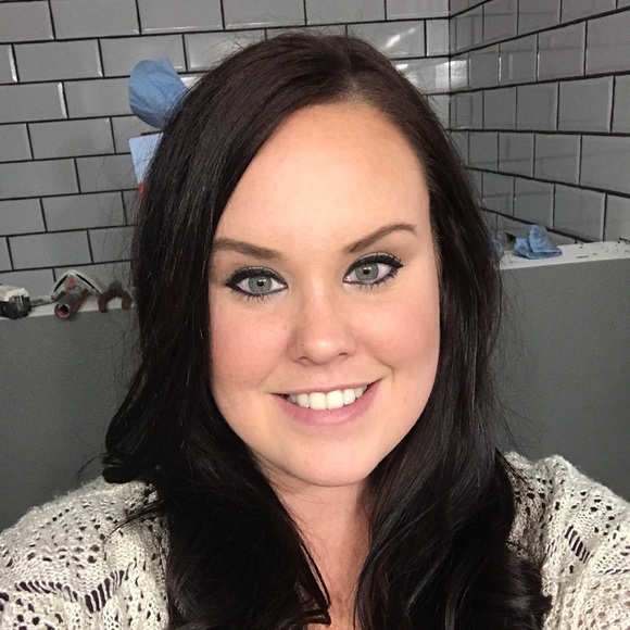 Whitney Headson - Poshmark Profile Picture of Whitney Headson (@wheadson) on Poshmark