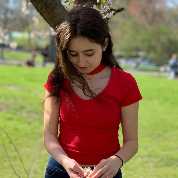 Profile Picture of Hayley Feinstein (@hayleyfeinstein) on Poshmark