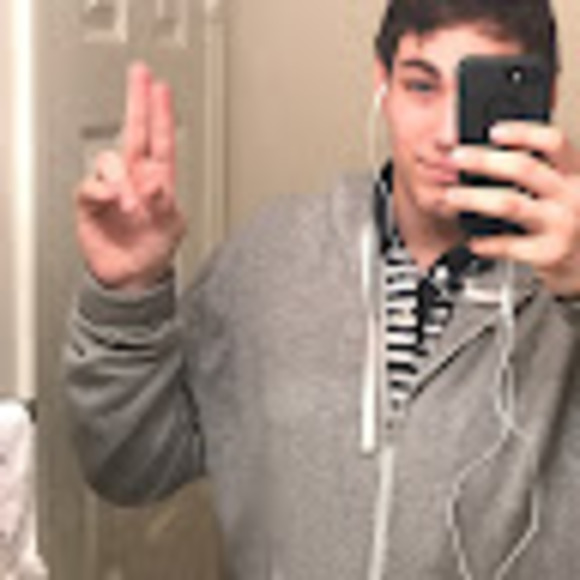 Profile Picture of Robert Chacon (@robertchacon100) on Poshmark