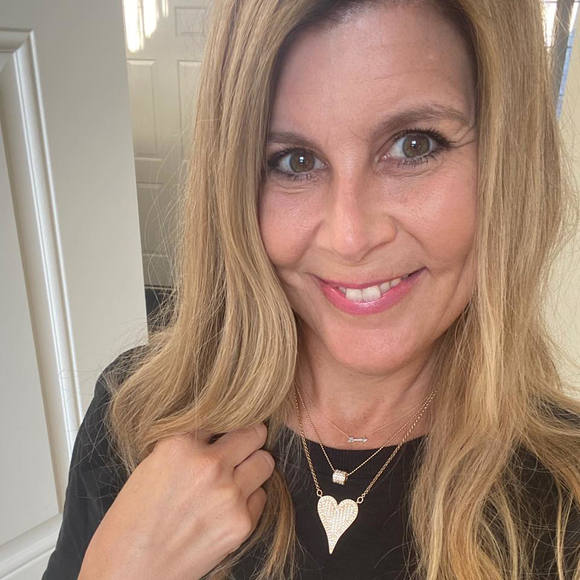 Profile Picture of Sari Nienhuis jones (@sarijones4) on Poshmark