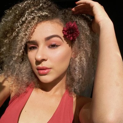 Profile Picture of Debs (@Deborah110Alves) on Twitter