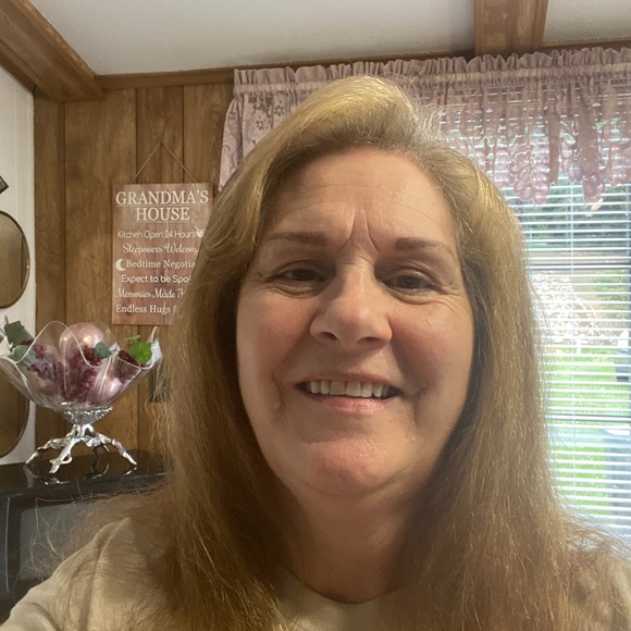 Profile Picture of Rebecca Holt (@holtrebecca7) on Poshmark
