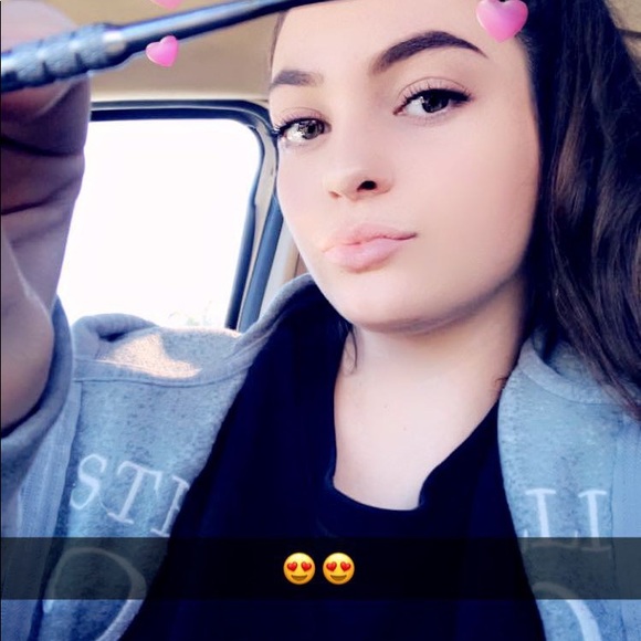 Profile Picture of Lindsey Sampino (@lindsey_sampino) on Poshmark