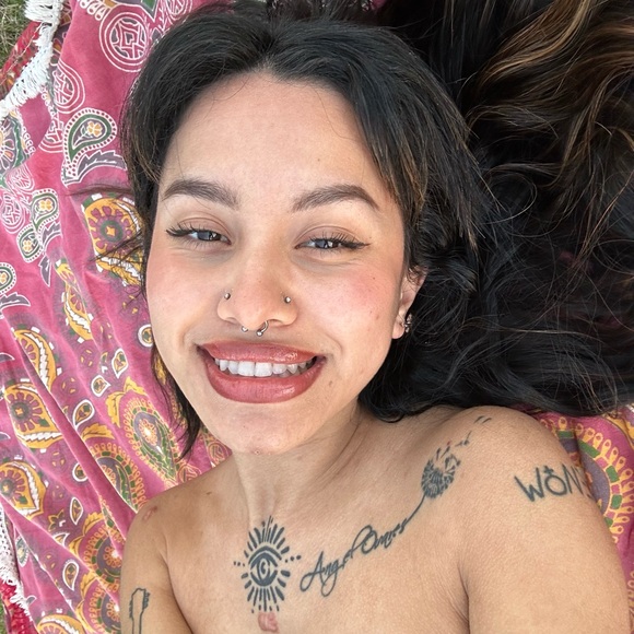 Zoe Ovares - Poshmark Profile Picture of Zoe Ovares (@zoeovares) on Poshmark