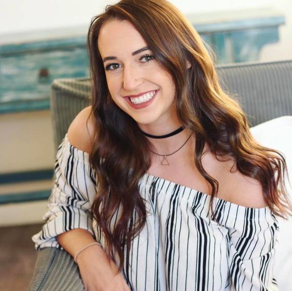 Profile Picture of Enjelica Glattli (@enjelicaglattli) on Poshmark