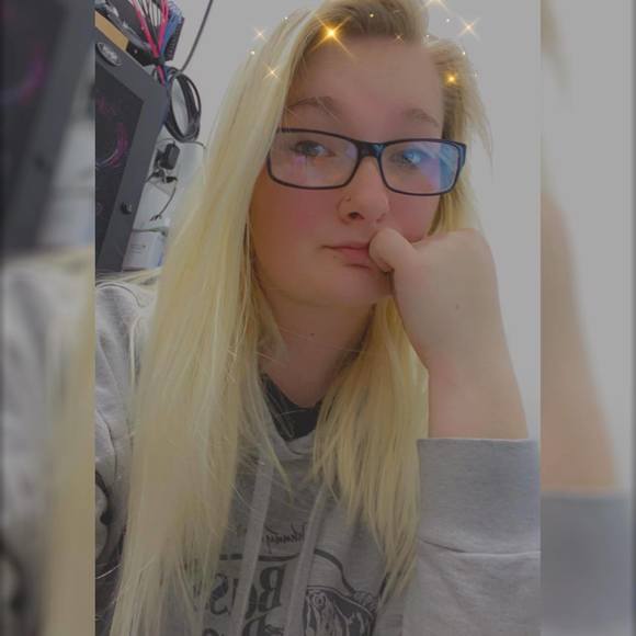 Profile Picture of Shyann Lee (@shyannopse1997) on Poshmark