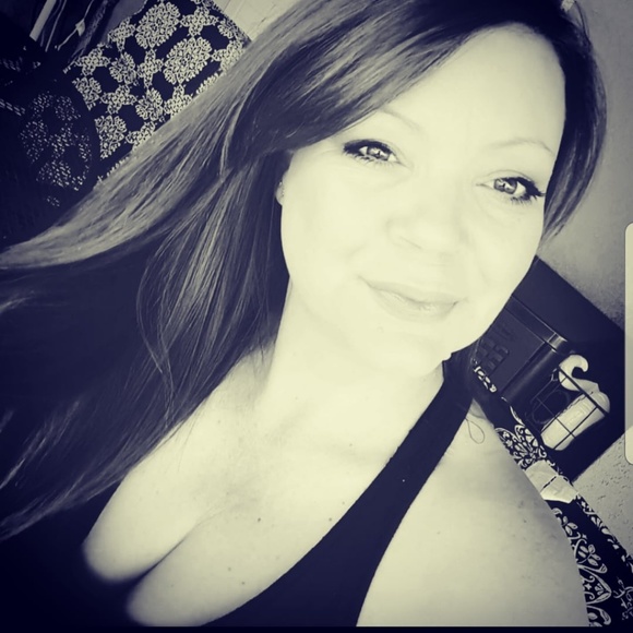 Profile Picture of Rachel Bostick (@rachbost) on Poshmark