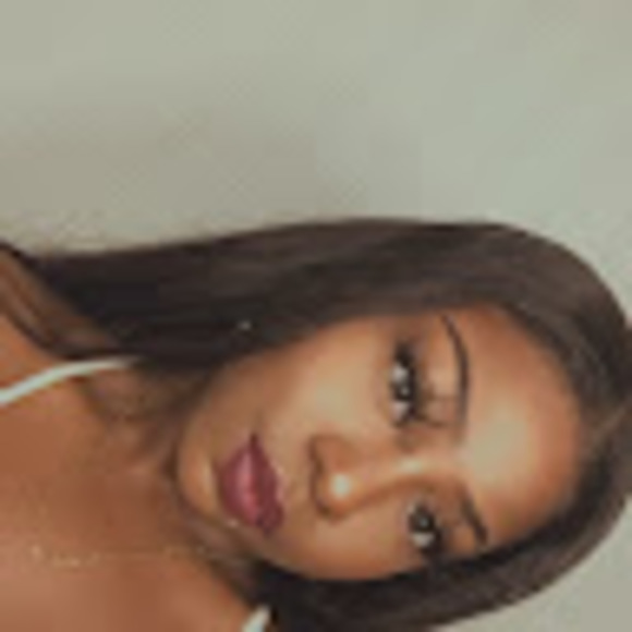 Profile Picture of Aiimy Vanholten (@aiimy271) on Poshmark