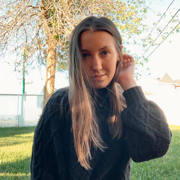 Profile Picture of Sarah Pichette (@pichettes) on Poshmark