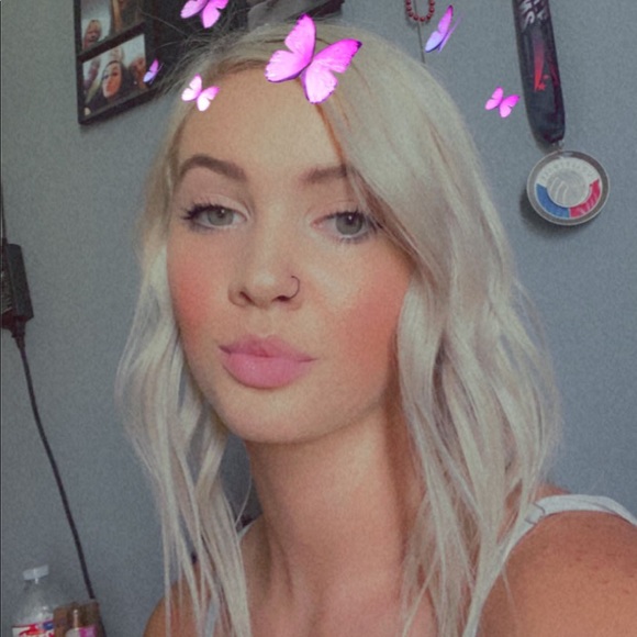 Profile Picture of Emma Paramore (@emmaparamore) on Poshmark