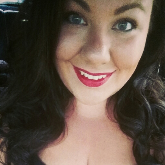 Profile Picture of Amber Shank (@ae121325) on Poshmark