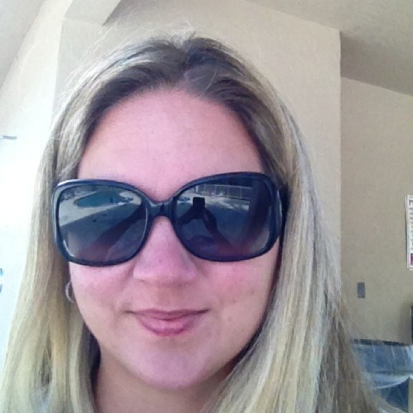 Profile Picture of Amanda Thomas-hecht (@athomas0409) on Poshmark