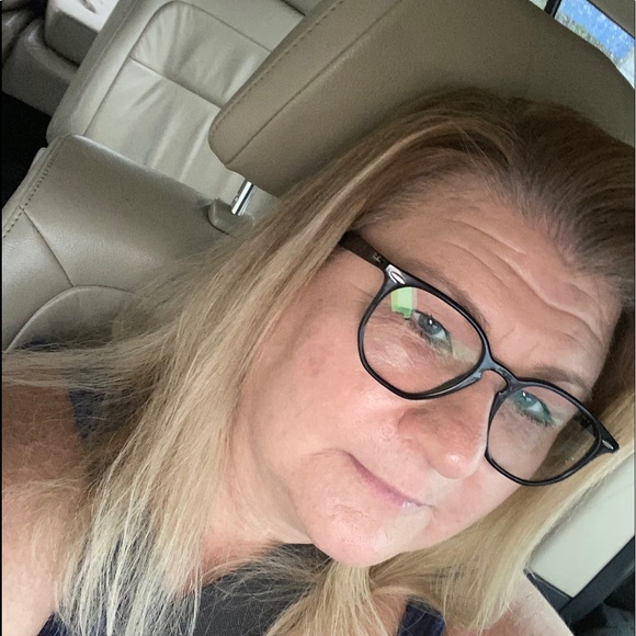 Profile Picture of Lisa Gonsky (@lgonsky) on Poshmark