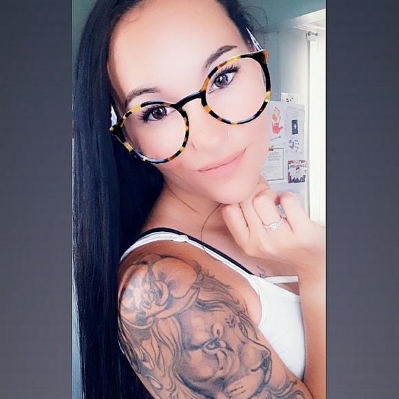 Profile Picture of Leeann Boxall (@16tenderoni) on Poshmark