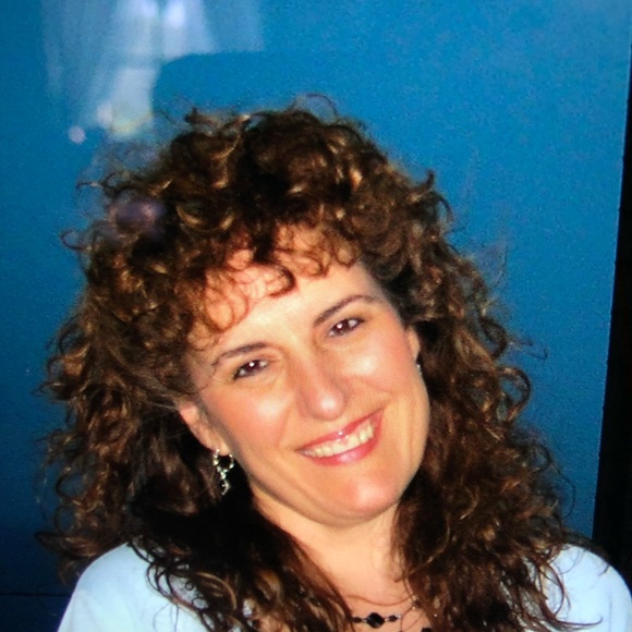 Profile Picture of Maria Hannusch (@hola100) on Poshmark