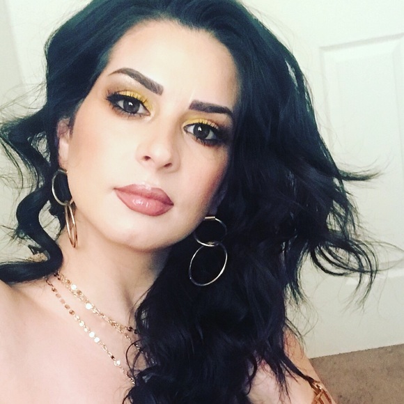 Profile Picture of Layla Arshadi (@laylaarshadi) on Poshmark