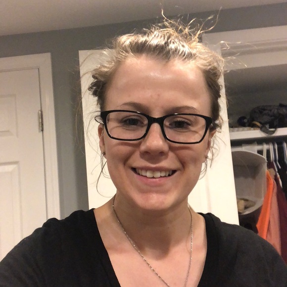 Profile Picture of Amanda Devine (@ajdevi3) on Poshmark