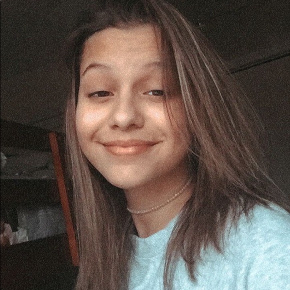 Profile Picture of Julianna Sarmiento (@_julirose) on Poshmark
