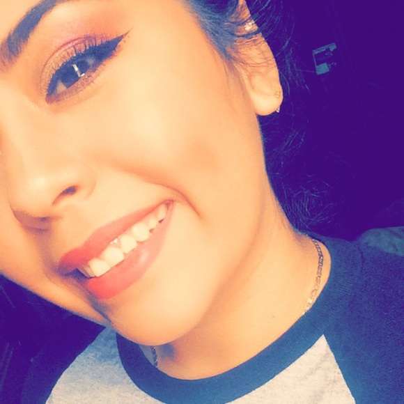 Profile Picture of Amanda Arevalo (@amanda_621) on Poshmark