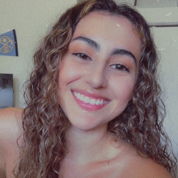 Profile Picture of Marilynn Sandoval (@marsand2) on Poshmark