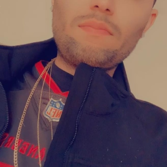 Profile Picture of Daniel Saravia (@dnlsaravia) on Poshmark