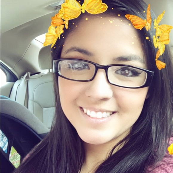 Profile Picture of Kelli Minney (@kellidawn1221) on Poshmark