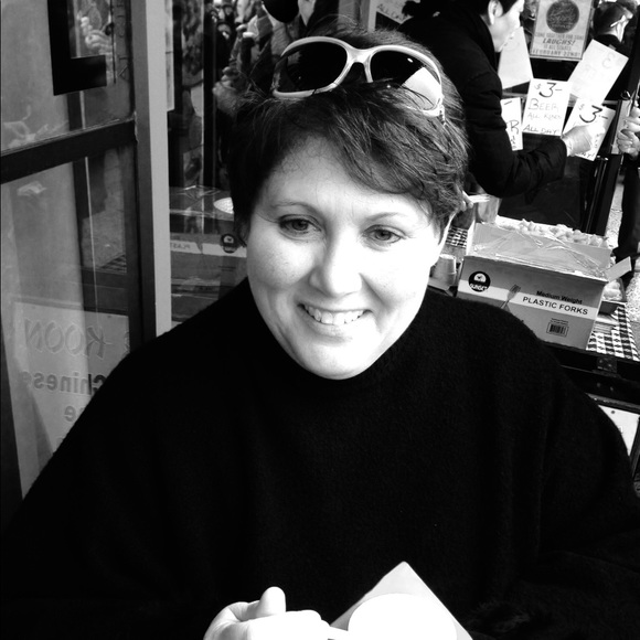 Profile Picture of Lori Semkiw (@mamasem) on Poshmark