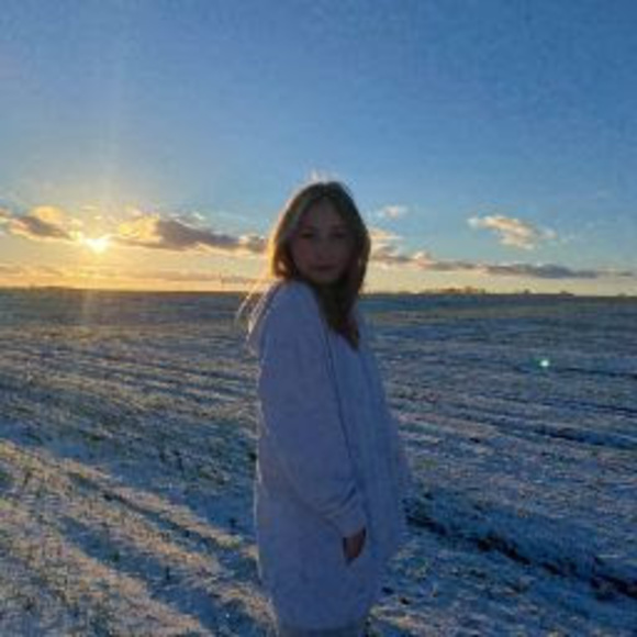 Profile Picture of Veronika Tkachenko (@veronikat831) on Poshmark