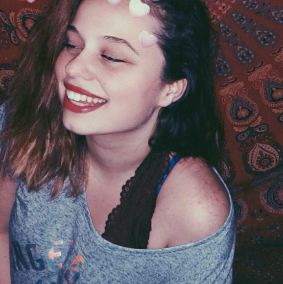 Emily Edye - Poshmark Profile Picture of Emily Edye (@httpedye) on Poshmark