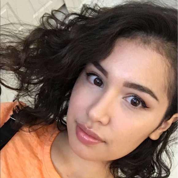 Profile Picture of Alexis Borrego (@alexisloborrego) on Poshmark