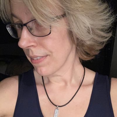 Profile Picture of Laura Quiles (@manycomics327) on Twitter