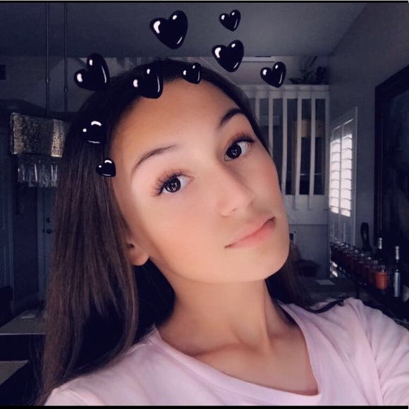 Profile Picture of Mia Hidalgo (@mia_hidalgo) on Poshmark