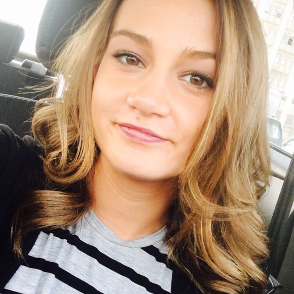 Profile Picture of Sandi beth Back (@sandibeth25) on Poshmark