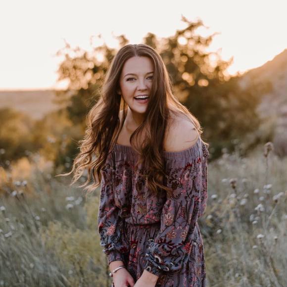 Profile Picture of Julia Burris (@julia_burris) on Poshmark