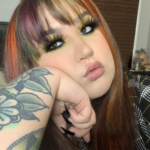 Ashley Raughten - Poshmark Profile Picture of Ashley Raughten (@ashleyraughten) on Poshmark