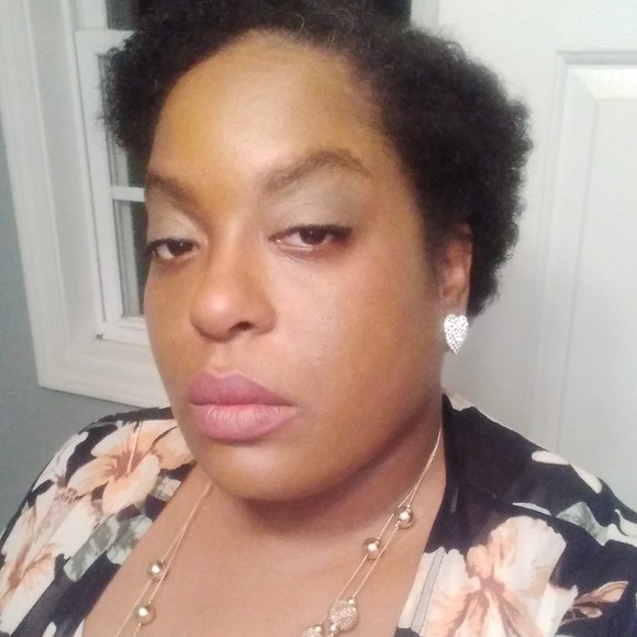 Profile Picture of Samantha Mcfayden (@designero84) on Poshmark