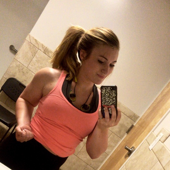 Profile Picture of Danni Moore (@danninicole5) on Poshmark