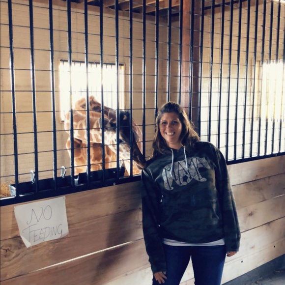 Profile Picture of Janelle Manbeck (@nelley89) on Poshmark