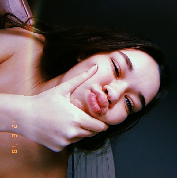 Profile Picture of Simone Guillory (@simone244) on Poshmark