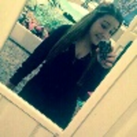 Profile Picture of Mackenzie Byrd (@mackenzieebyrdd) on Poshmark