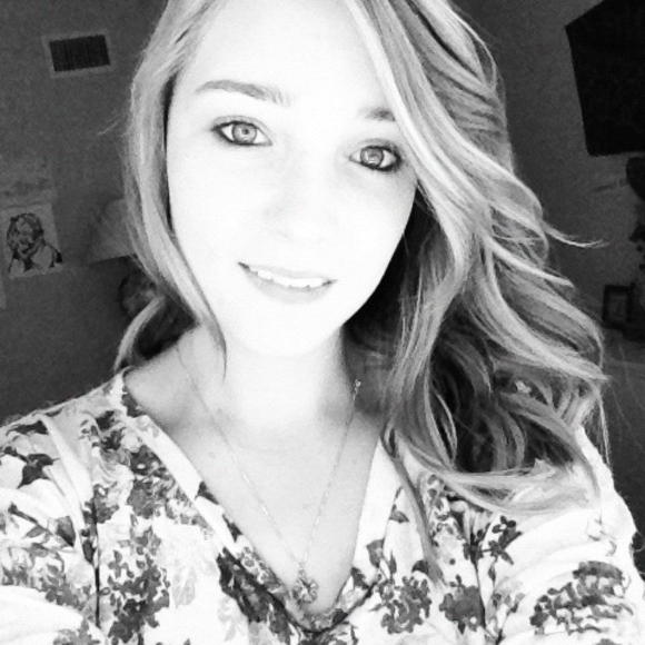 Profile Picture of Marin Petersen (@serenityblue182) on Poshmark