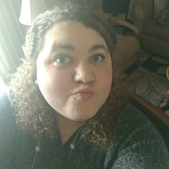 Profile Picture of Brittney Scripilliti (@suitepea885) on Poshmark