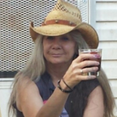 Profile Picture of Vicki Holm (@chiquitasunrise) on Twitter