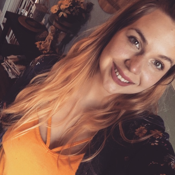 Profile Picture of Josie Frailey (@josiek1617) on Poshmark