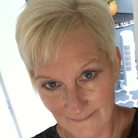 Profile Picture of Shelly Mohr (@shellymohr96) on Poshmark