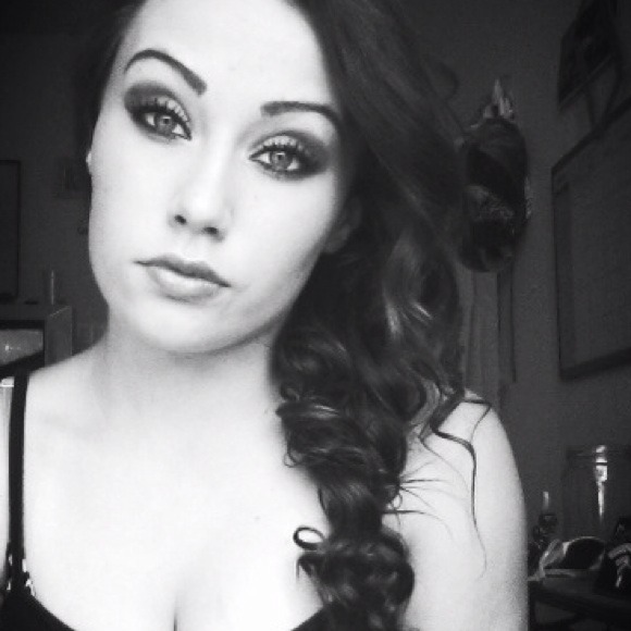 Profile Picture of Jodi Page (@jodileepage) on Poshmark