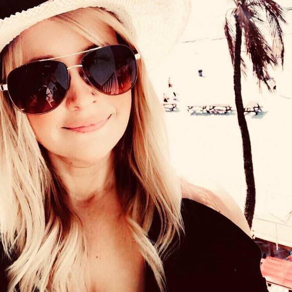 Profile Picture of Sara Jung (@sarasota2882) on Poshmark